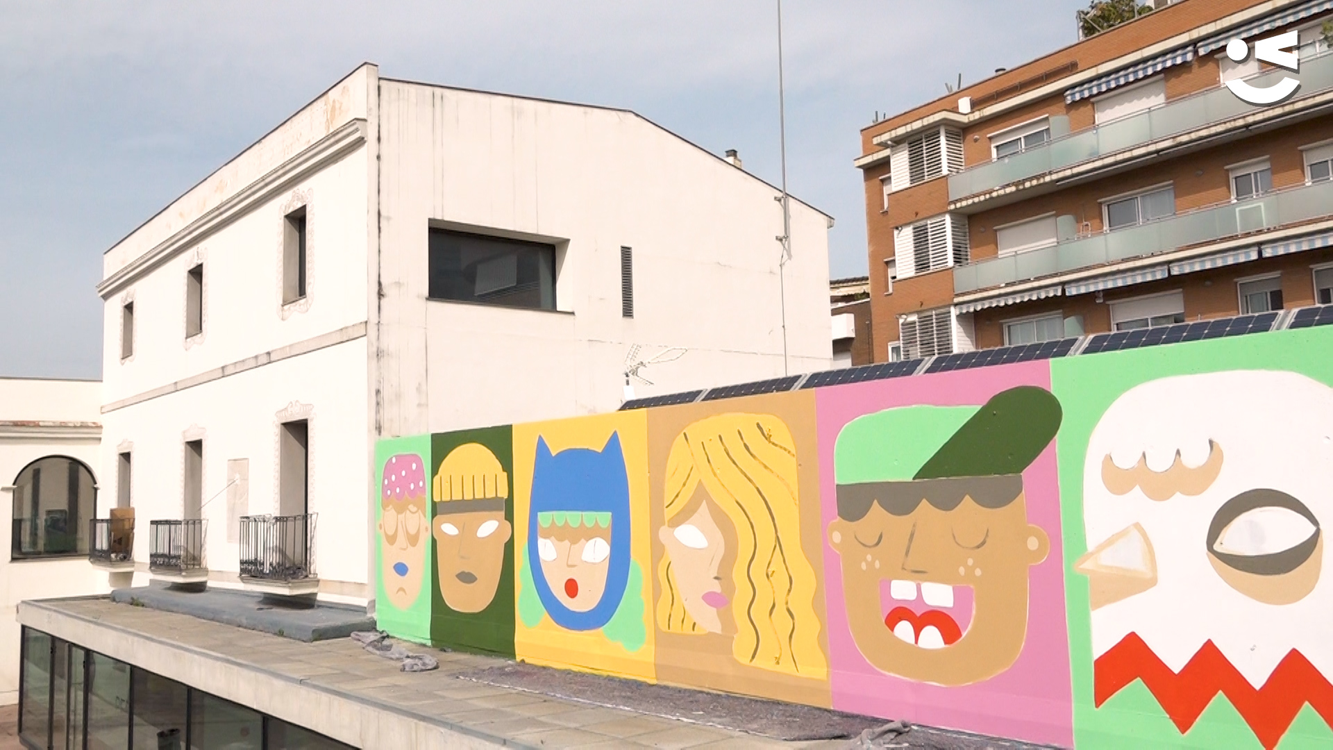 El nou mural participatiu a la façana de Can Xic, en estat avançat