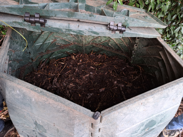 El compostador ja té les primeres restes de poda