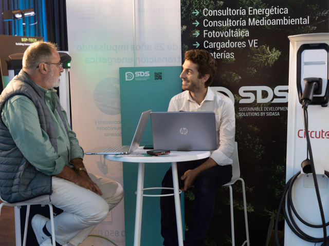 Estand amb dues persones parlant
