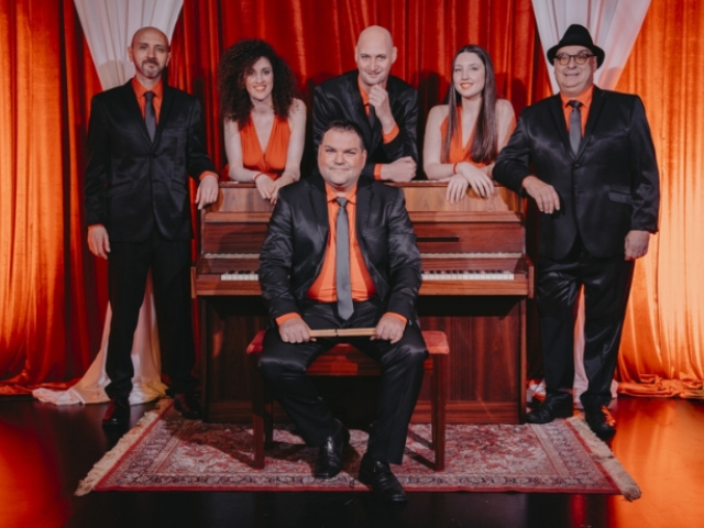 La Orquestra Montecarlo a la plaça d'Europa