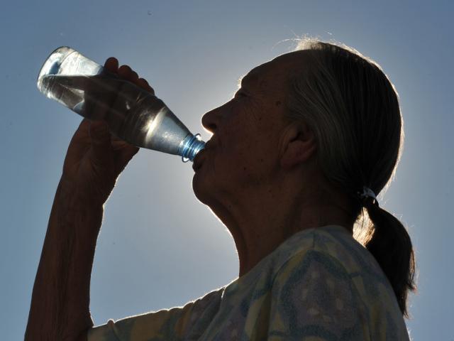 consells estiu beure aigua gent gran avituallament consejos verano beber salud golpe de calor cop