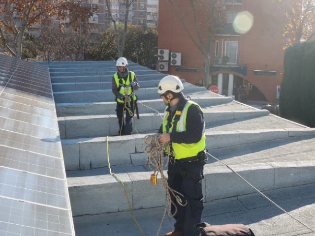 Treballadors instal·lant les noves plaques solars al Mercat Municipal