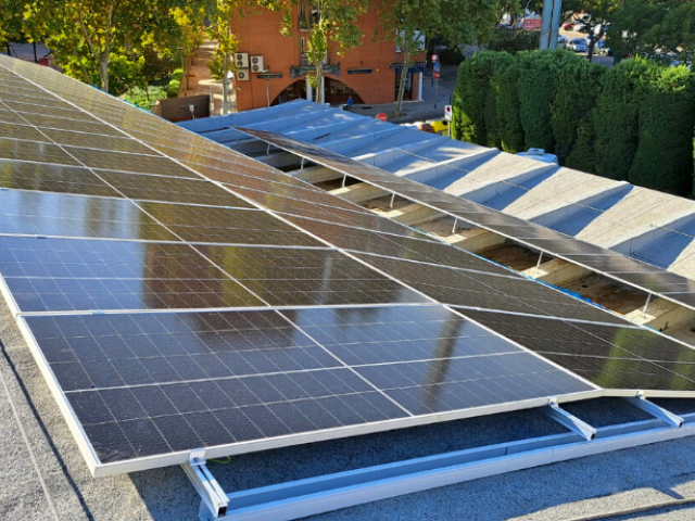 Plaques fotovoltaiques al sostre del Mercat Municipal