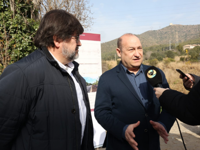 L'alcalde Carles Ruiz i el diputat Pere Pons atenent als mitjans