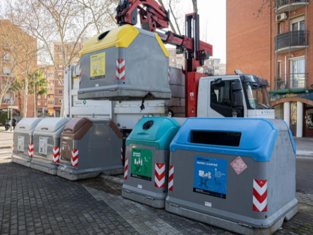Vehicle del servei de residus buidant contenidors de reciclatge