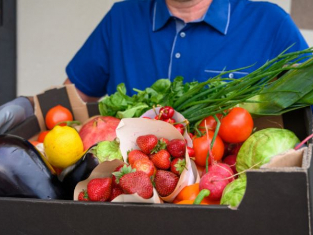 repartidor-sosteniendo-caja-verduras repartidor-sosteniendo-caja-verduras