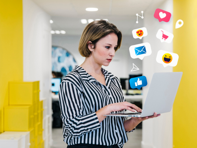 Dona utilitzant tecnologia Dona utilitzant tecnologia