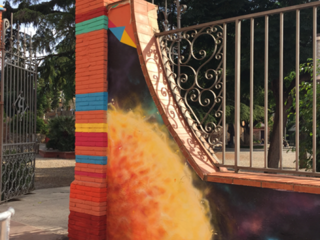 Mural de la façana del Jardí Magdalena Modolell pel carrer del Sol Mural de la façana del Jardí Magdalena Modolell pel carrer del Sol