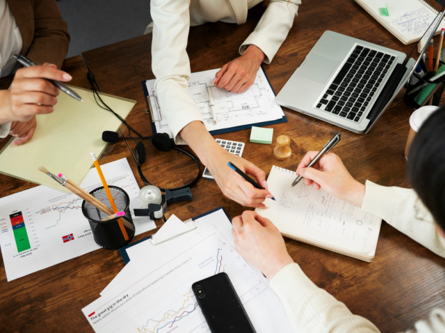 personas-que-trabajan-espacio-oficina-elegante-acogedor
