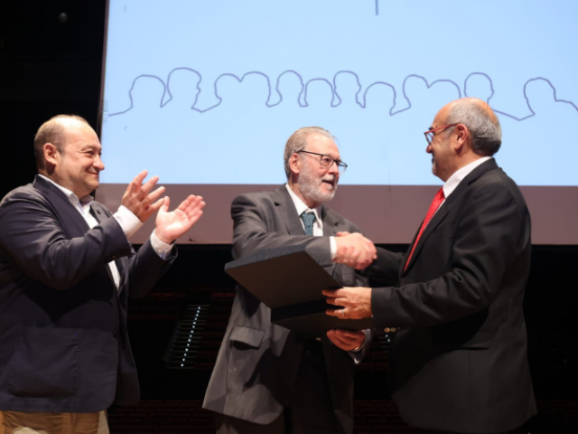 Jaume Monfort recollint el premi de mans del president del Club Empresarial