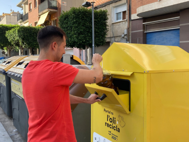 Persona utilitzant el contenidor d'oli Persona utilitzant el contenidor d'oli
