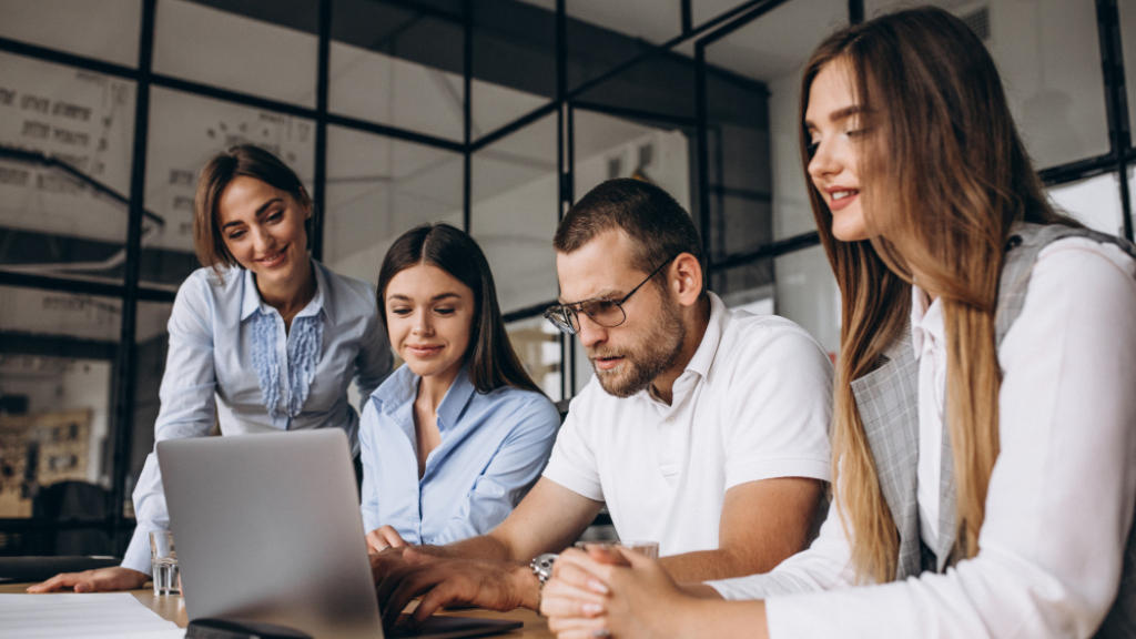 Grupo de personas trabajando con ordenador Grupo de personas trabajando con ordenador
