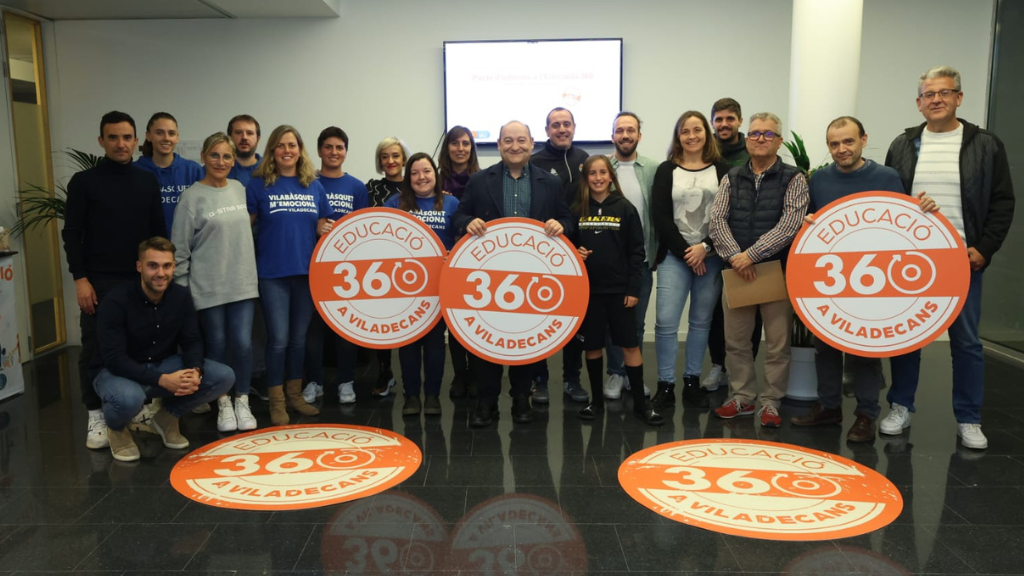 Acte regidors i alcalde a l'Aliança Educació 360 Acte regidors i alcalde a l'Aliança Educació 360