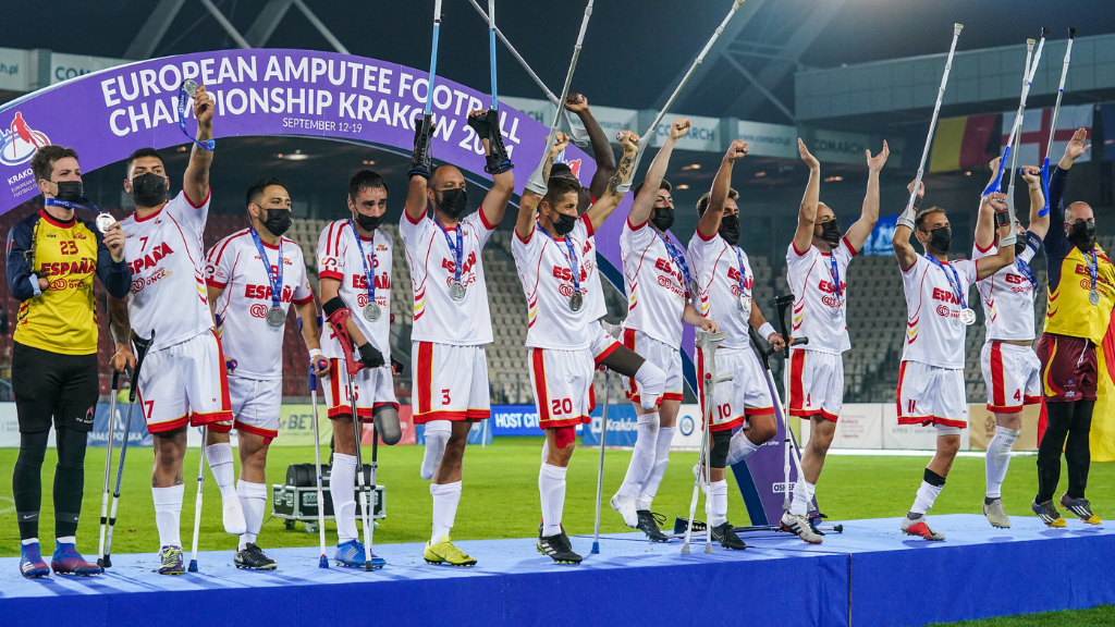 La selecció espanyola d'amputats celebra el subcampionat europeu