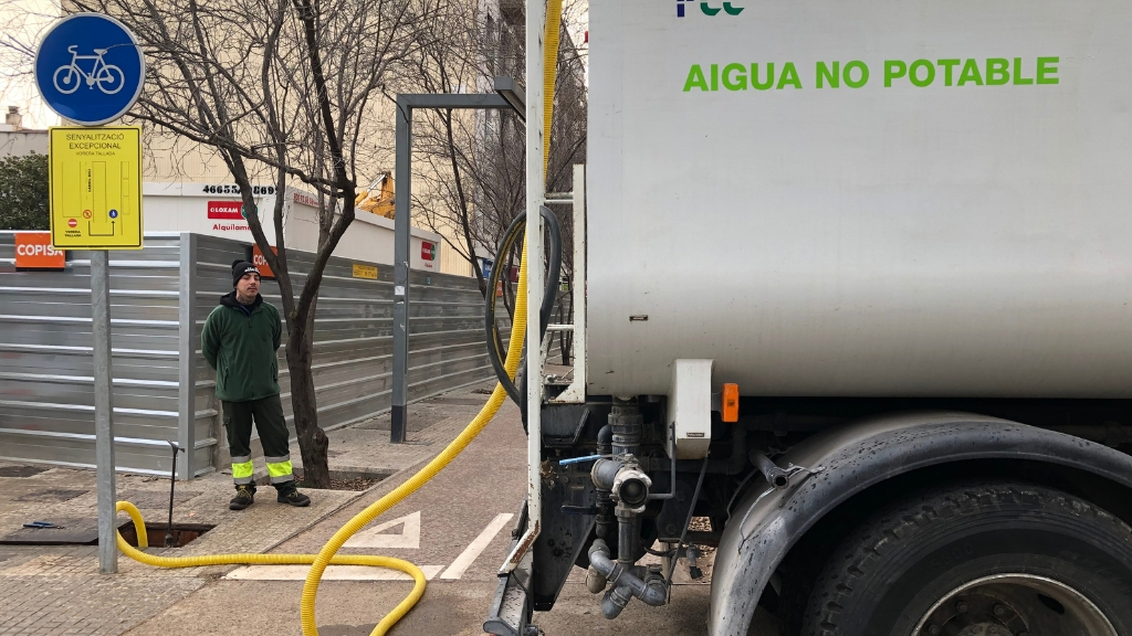Camió d'aigua no potable extraient d'un pou freàtic