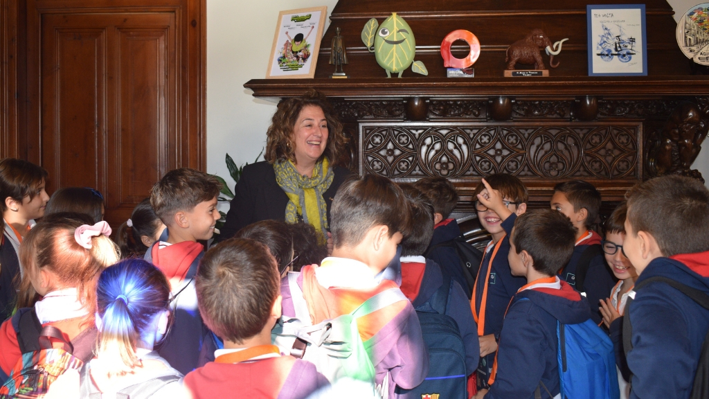 Un grup de nens visiten l'Ajuntament i parlen amb l'alcaldessa