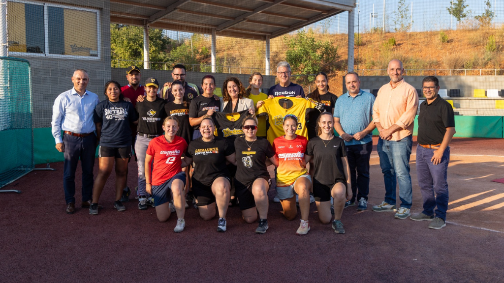Foto de grup amb representants de les diverses federacions i clubs amb l'Ajuntament Foto de grup amb representants de les diverses federacions i clubs amb l'Ajuntament