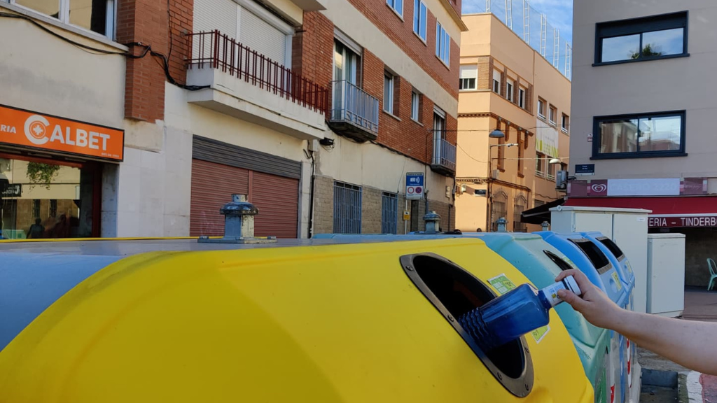 Persona dipositant envàs al contenidor groc