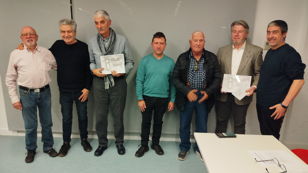 En Joan Ruscalleda i Antonio Luis Vicente, mostrant el seu diploma