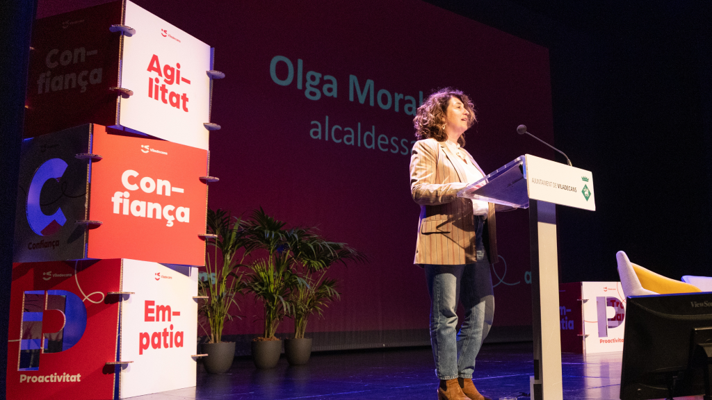 alcaldessa parlant a escenari