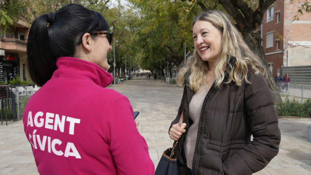 Una ciutadana conversa amb una Agent Cívica en la Rambla en 2025