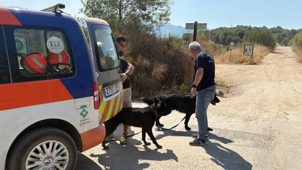 Agents de Protecció Civil acompanyen al propietari d’una masia a recollir els seus gossos. Agents de Protecció Civil acompanyen al propietari d’una masia a recollir els seus gossos.
