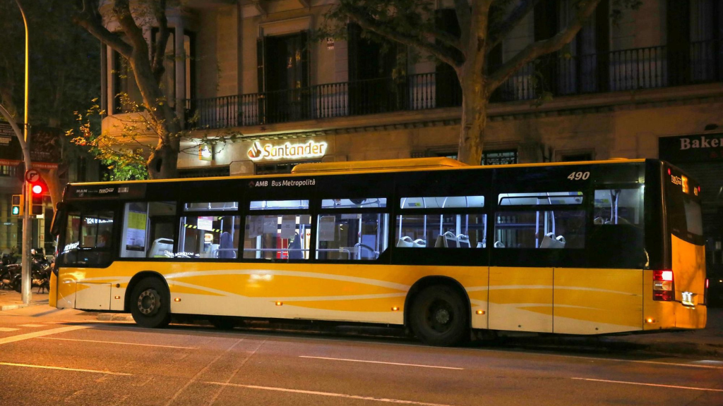 Imatge d'arxiu d'un bus nocturn de Tusgsal Imatge d'arxiu d'un bus nocturn de Tusgsal