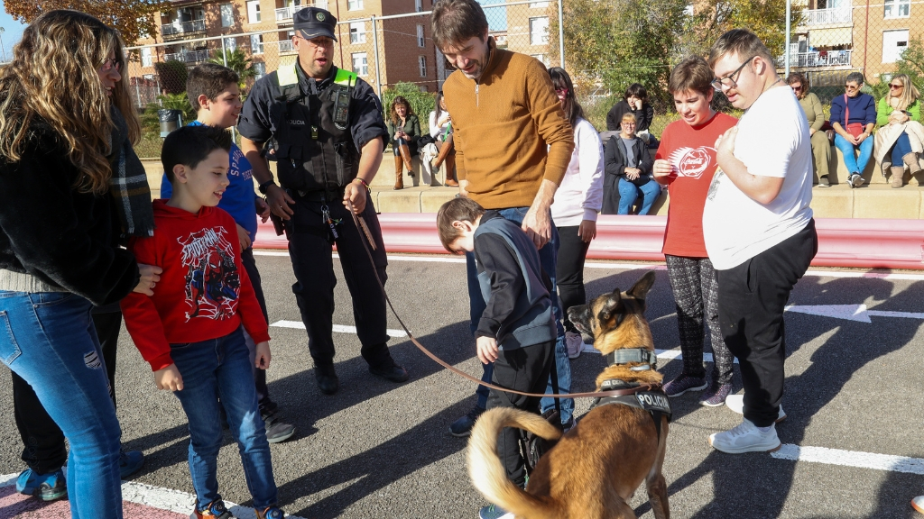 El Servei de Suport Caní de la Policia Local duu a terme una activitat amb els gossos i els agents per a persones amb discapacitat intel·lectual i les seves famílies