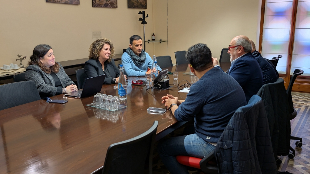 La reunión entre la Xarxa Comercial, el Gremi de Restauració y el Club Empresarial de Viladecans y la alcaldesa.