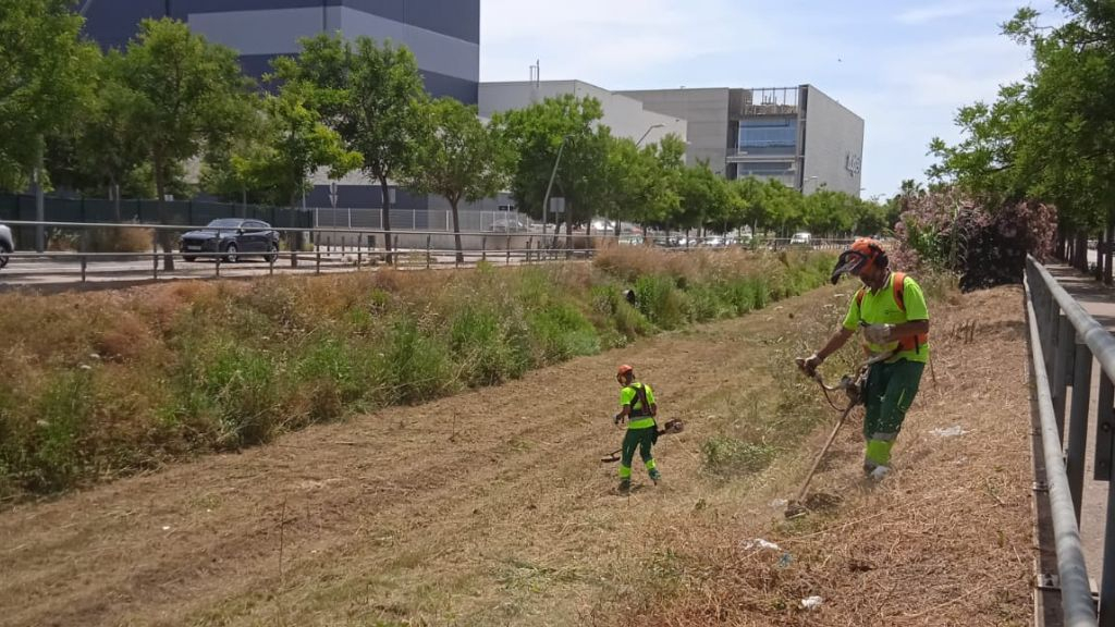 Desbrossament de solar per prevenir incendis per Sant Joan