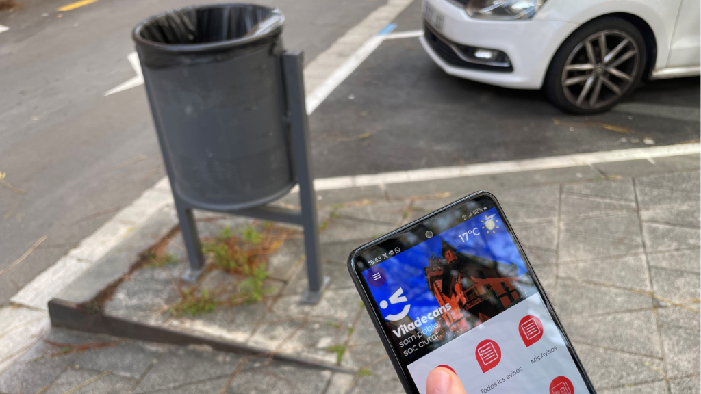 Persona utilitzant l'app Viladecans&Tu