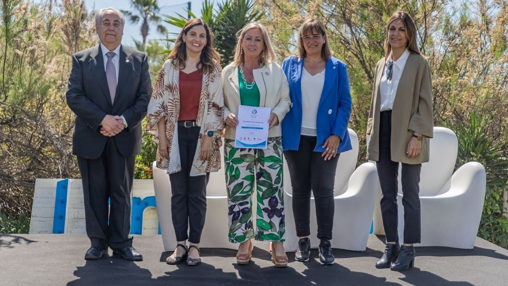 Carme Gimeno recollint en distintiu de turisme sostenible Biosphere