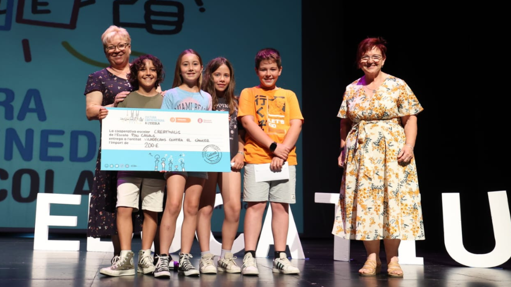 La cooperativa Creativilis de l'Escola Pau Casal, rebent el xec en benefici de VIladecans contra el Càncer La cooperativa Creativilis de l'Escola Pau Casal, rebent el xec en benefici de VIladecans contra el Càncer