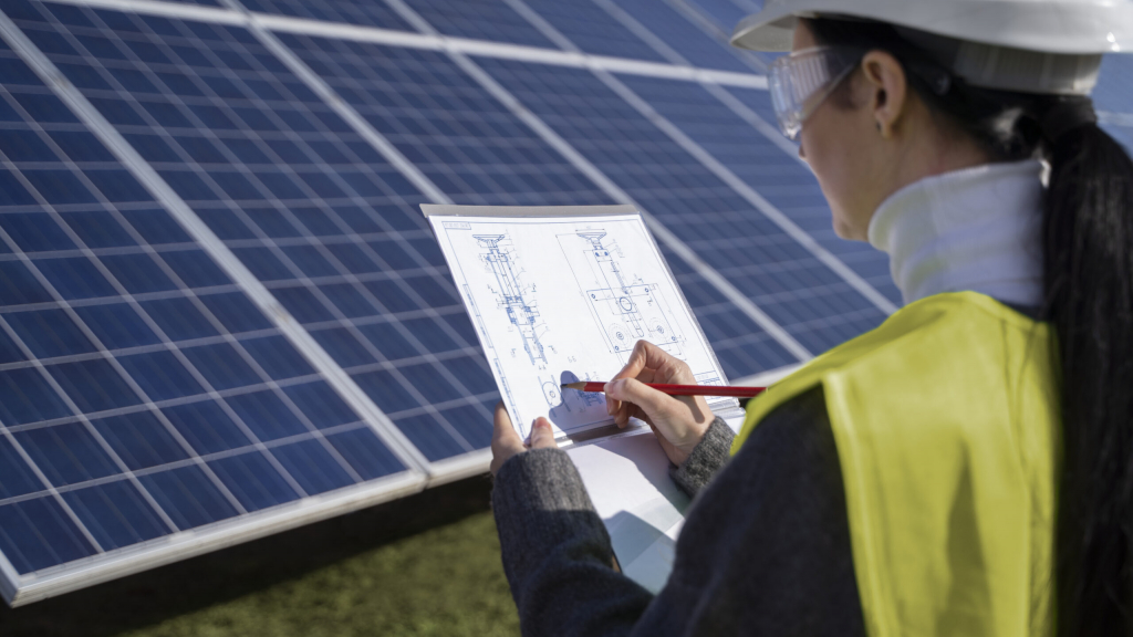 treballador economia renovable-fotovoltaica treballador economia renovable-fotovoltaica