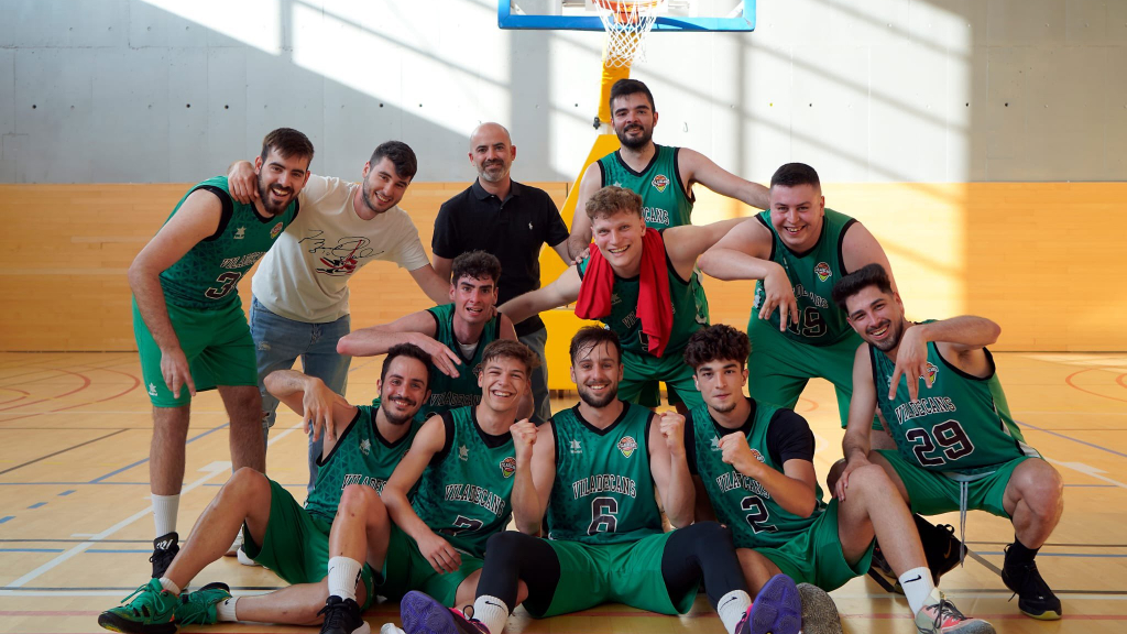Jugadors del CB Viladecans celebrant el resultat