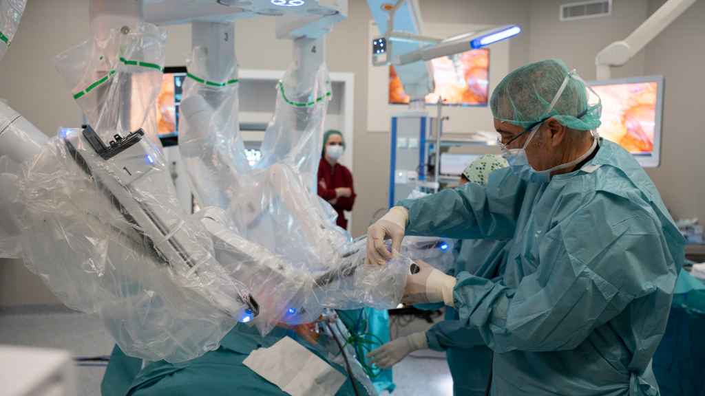 Operació amb cirurgia robòtica