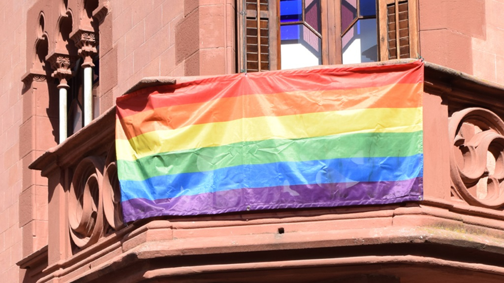 Bandera LGTBI façana Bandera LGTBI façana