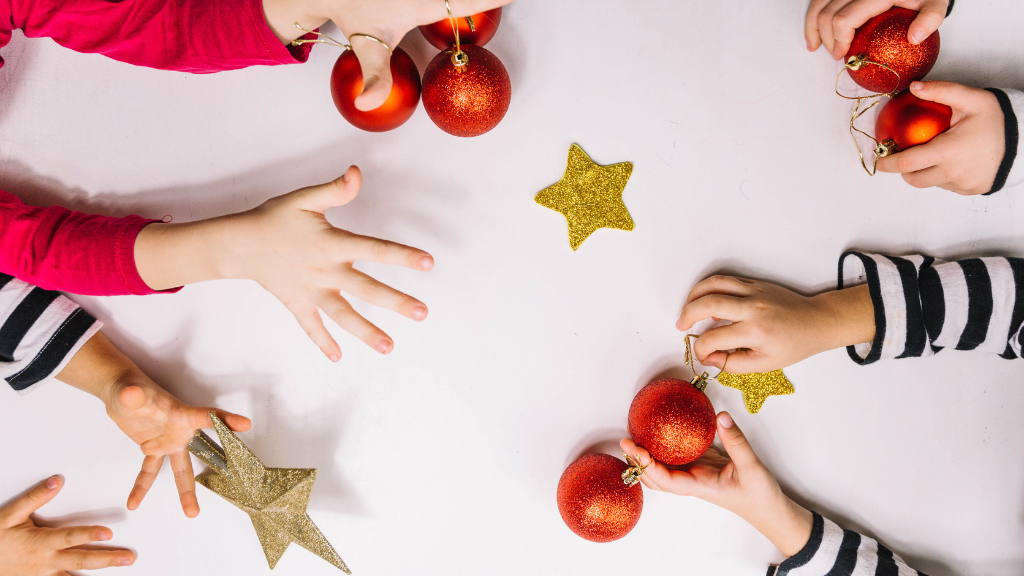 nens fent ornaments de nadal nens fent ornaments de nadal