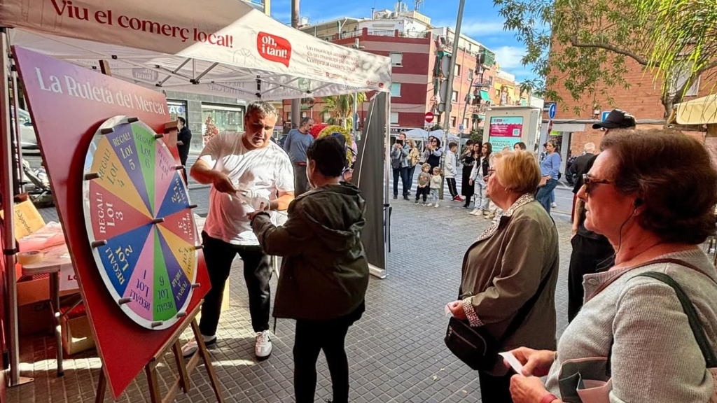 Imatge de participants jugant a la ruleta de premis