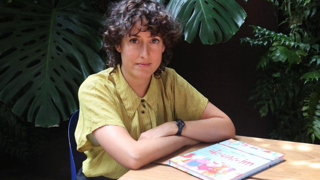 L'escriptora Marina Sáez, amb la seva obra 'Aquagym' L'escriptora Marina Sáez, amb la seva obra 'Aquagym'