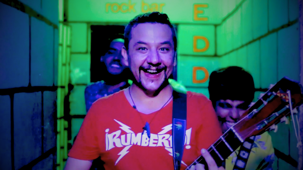 L'artista Rumberto, amb la seva guitarra.