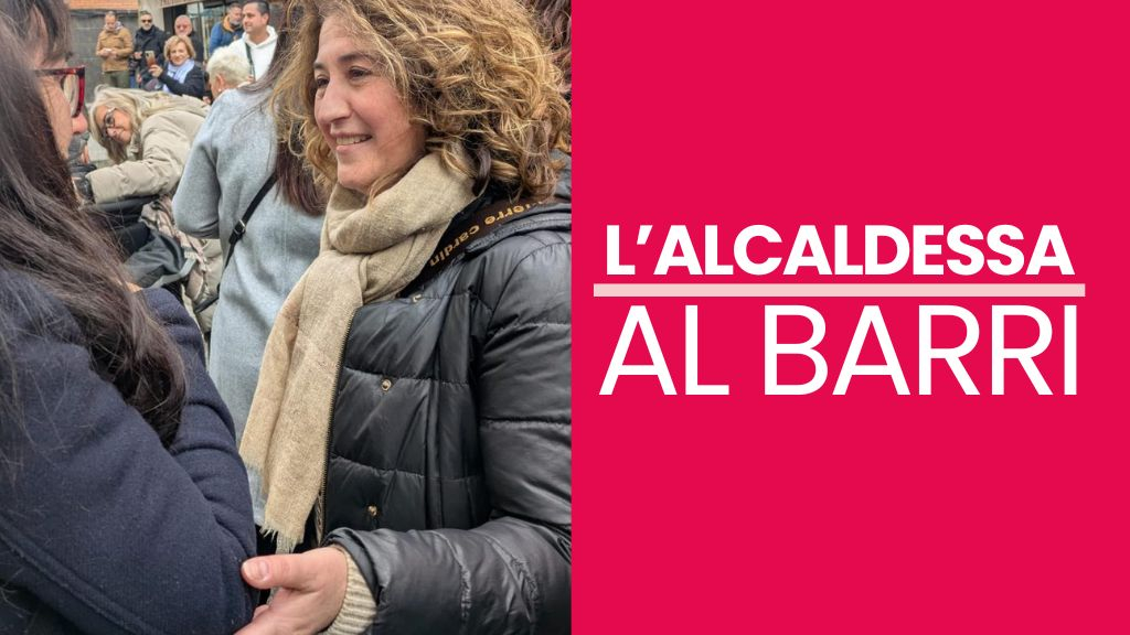 Alcaldessa conversant amb una veïna Alcaldessa conversant amb una veïna