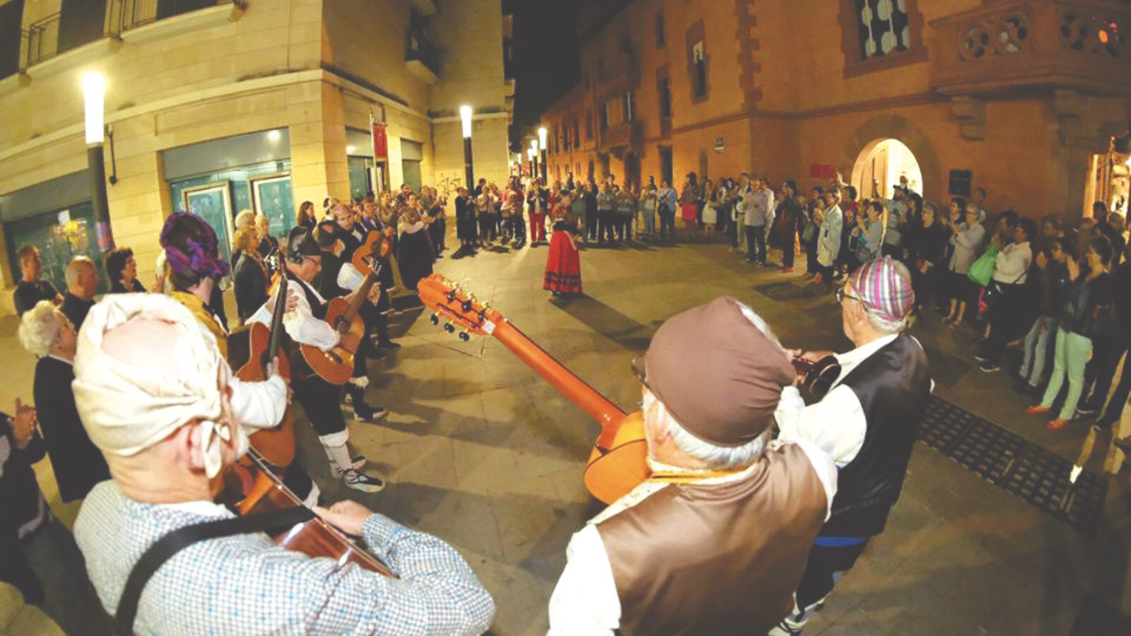 L'agrupació Casa de Aragón, a la Plaça de la Vila.