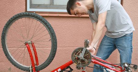 Jove en pràctiques a la Fundació Sigea, que organitza sortides en bici contractes en practiques joves viladecans fem ocupacio joves per l'ocupació treball treballar en pràctiques sou formacio feina ingressos