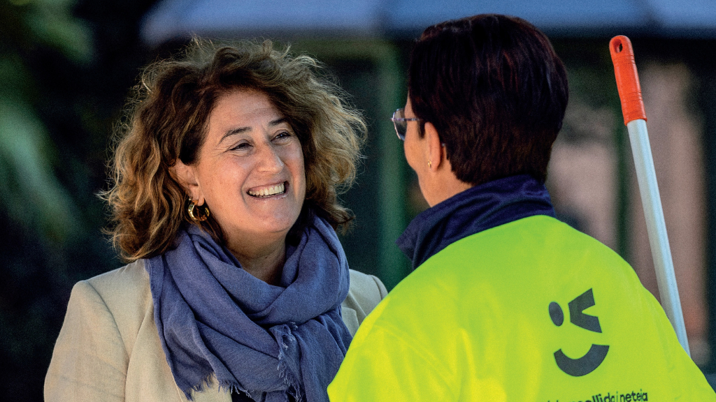 L'alcaldessa Olga Morales parlant amb una treballadora