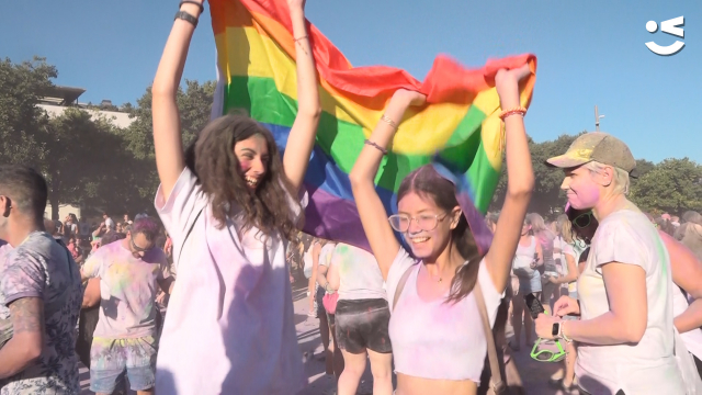 Dues noies celebren el Dia de l'Orgull a la Festa Holi de Viladecans