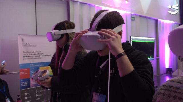 Visitant fent servir ulleres de realitat virtual al Tecnoexpo