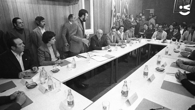 Imatge d'arxiu del primer ple municipal de Viladecans després del franquisme