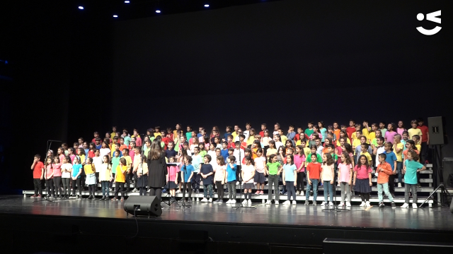 Niños y niñas participando en el Cantem Junts