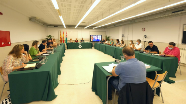El regidors i regidores a l'escola Martí i Pol durant el Ple Extraordinari